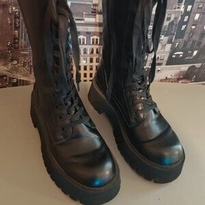 Stradivarius chunky zip side boot in black size 6